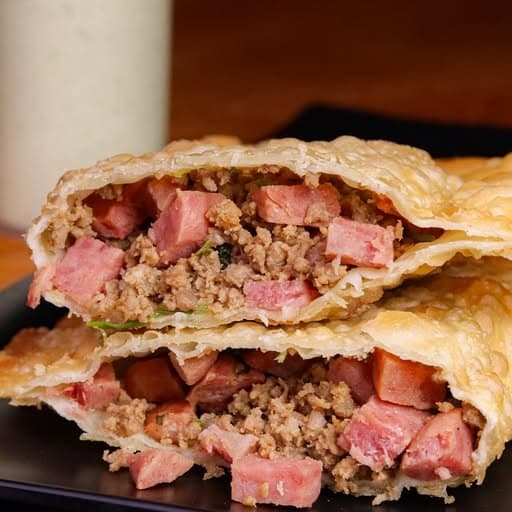 Pastel de carne e calabresa